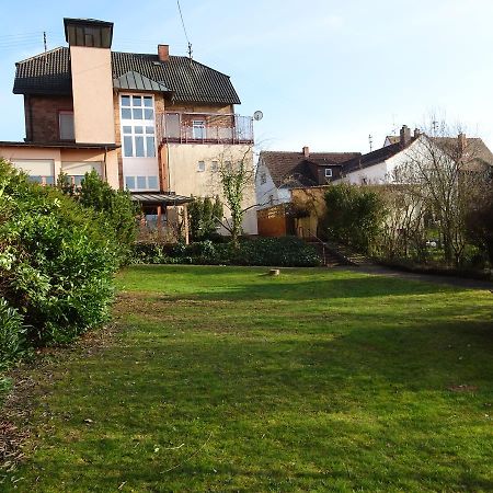 Hotel-Pension Schlossgarten Trippstadt エクステリア 写真