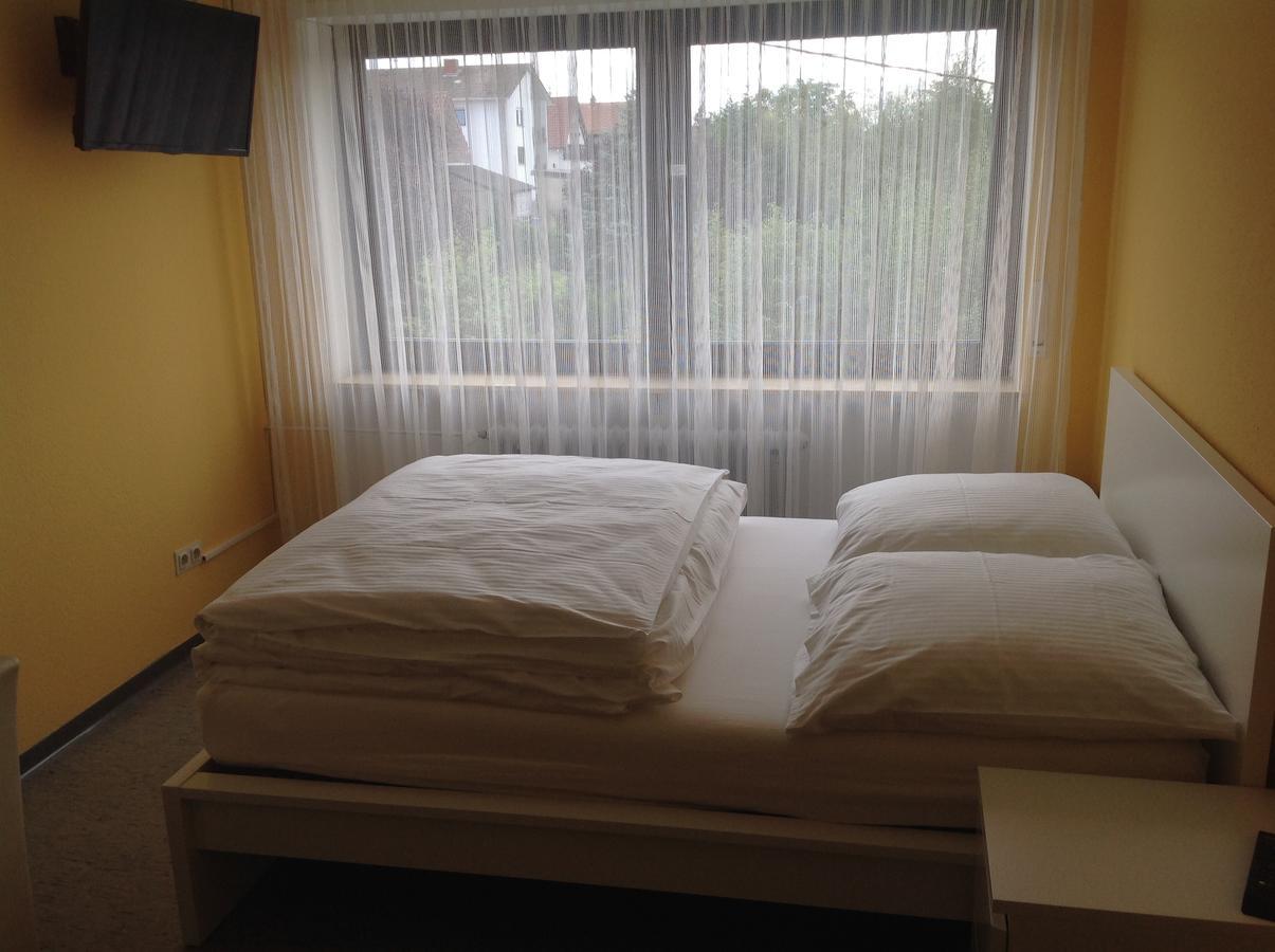 Hotel-Pension Schlossgarten Trippstadt エクステリア 写真