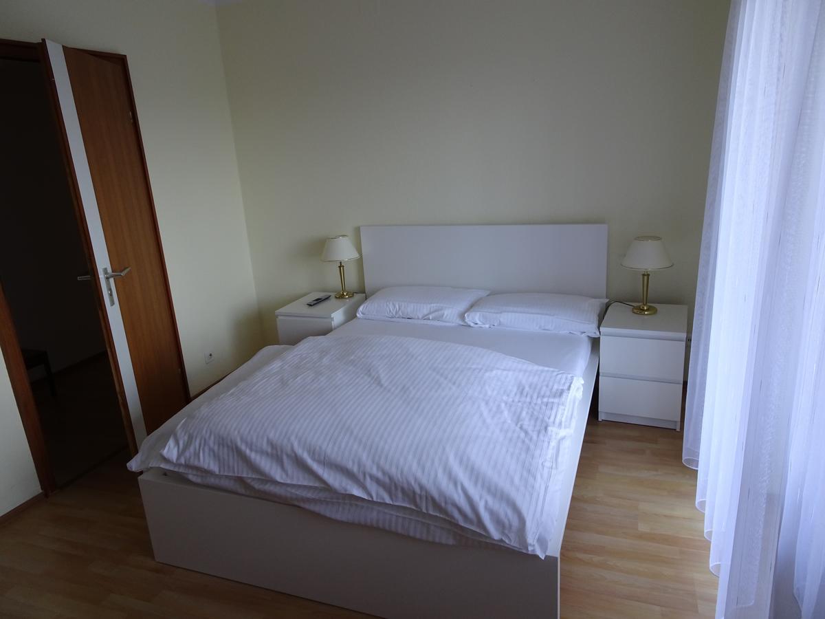 Hotel-Pension Schlossgarten Trippstadt エクステリア 写真