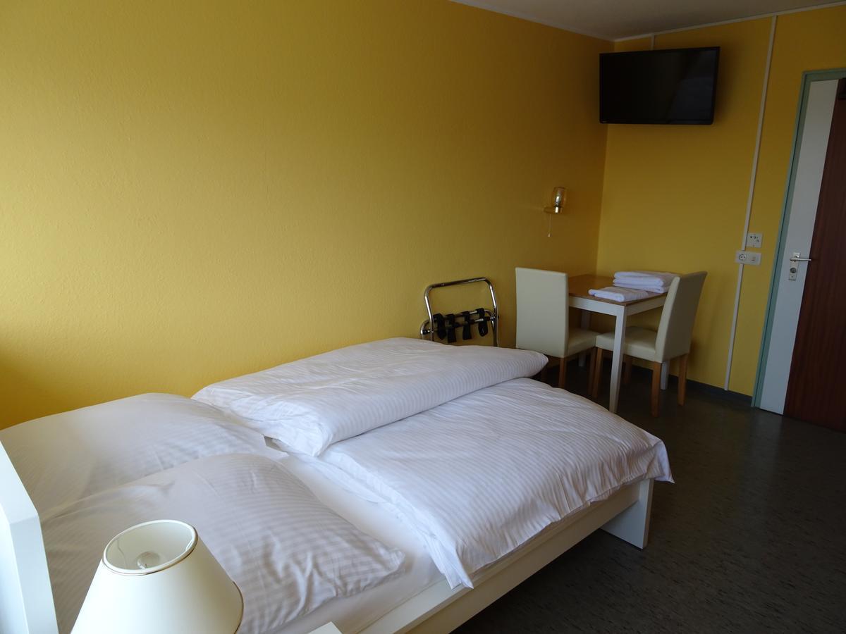 Hotel-Pension Schlossgarten Trippstadt エクステリア 写真