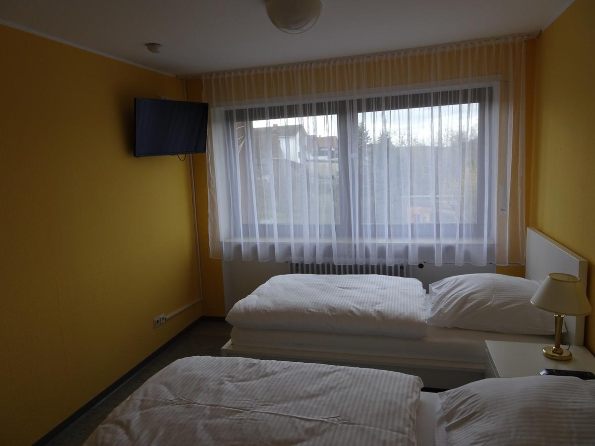 Hotel-Pension Schlossgarten Trippstadt エクステリア 写真