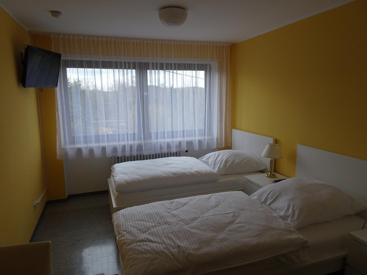 Hotel-Pension Schlossgarten Trippstadt エクステリア 写真