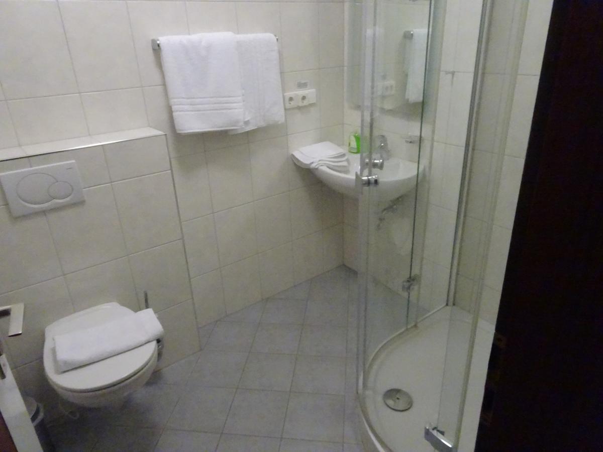 Hotel-Pension Schlossgarten Trippstadt エクステリア 写真